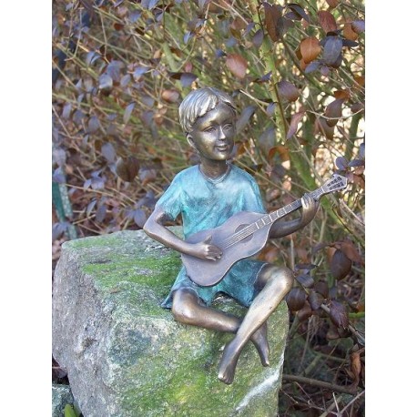 Bronzefiguren - Junge mit Gitarre