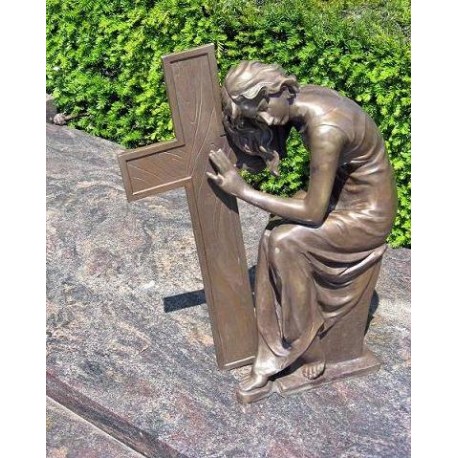 Bronzefiguren - Dame sitzend mit Kreuz