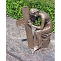 Bronzefiguren - Dame sitzend mit Kreuz