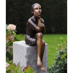 Bronzefiguren - Frau sitzend