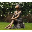 Bronzefiguren - Frau sitzend