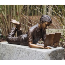 Bronzefiguren - Lesender Junge