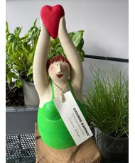 Susanne Boerner - Herz über Kopf, Frau in grün auf Eichebalken