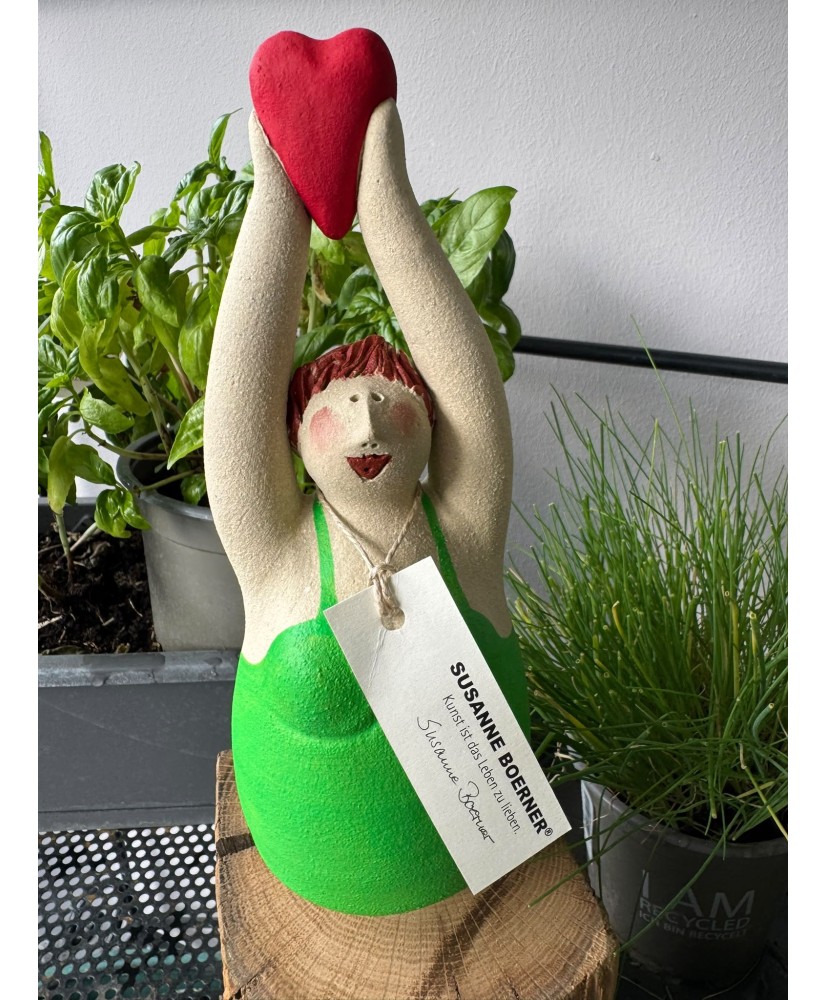 Susanne Boerner - Herz über Kopf, Frau in grün auf Eichebalken